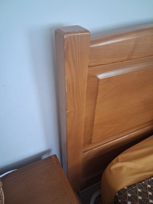 Mobilia de quarto completa em Madeira ( cama de casal, comeda, espelho e 2 mesas de cabeceira.),
