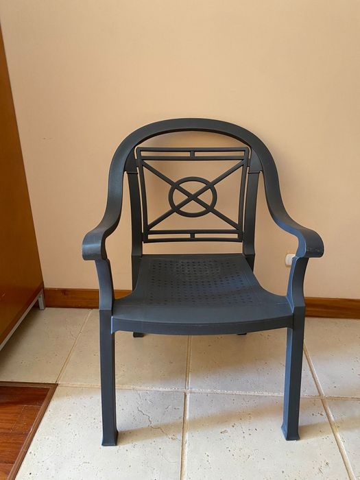 Conjunto duas cadeiras e mesa de apoio