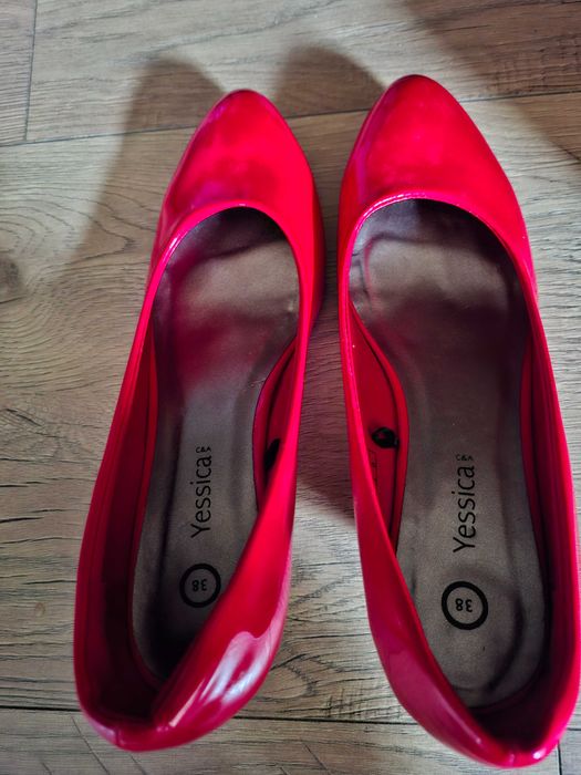 Buty czerwone na obcasie