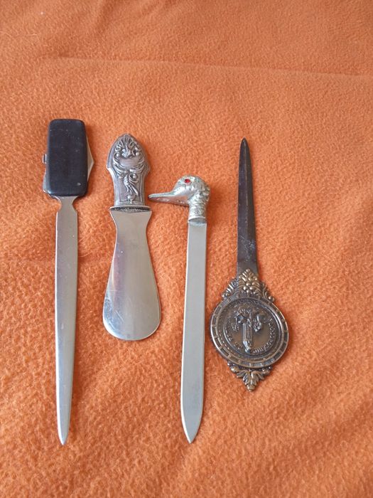 Vendo três abre cartas antigos e uma calçadeira em excelente estado