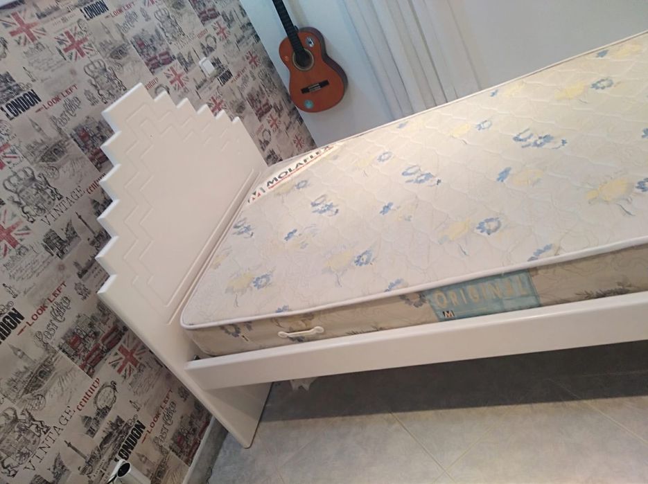 Cama + estrado + colchão + almofadas + cortinados + edredão