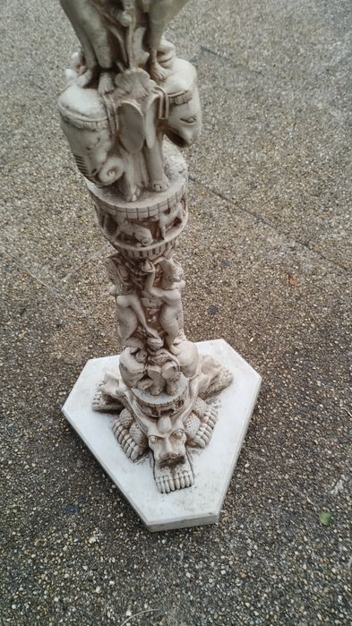 Pé para candeeiro com figuras muito bonito