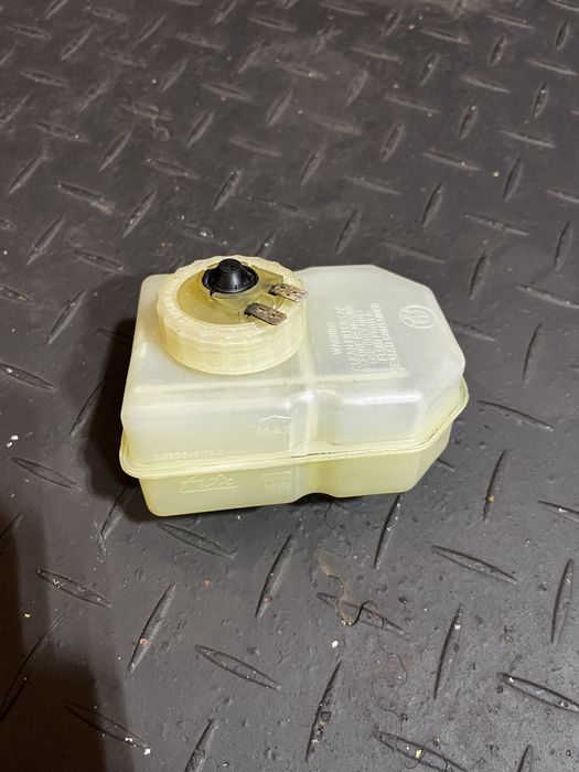 Zbiorniczek hamulcowy płynu hamulcowego BMW E30 E24 E28 E23 super stan