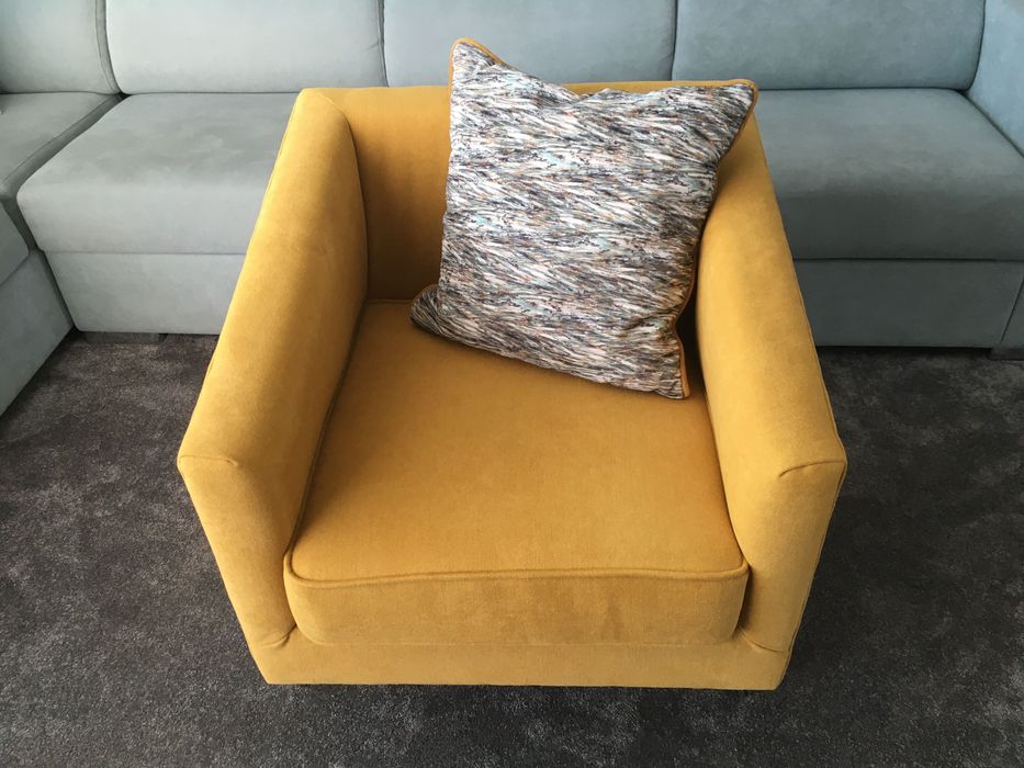 Sofá como NOVO, de tecido lavável e estrutura em inox.