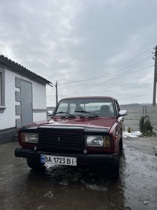 Продам своє власне авто, ваз 2107 2007 року інжекторна. Машинка бодьора не гнила, але є моменти по лако красочному покритю, по двигуну та коробці питань немає взагалі, ходова теж не репить не скрипить, встановлений газ, газ вписаний в тех паспорт, переоформлення обовʼязково. Встановлені седіння із іномарки, сигналізація, лед світло, та магнітофон, реальному покупцю буде торг, також можливий обмін, тільки на передньо приводне авто, звертайтесь за телефоном +38********02 все розповім або пишіть на вайбер