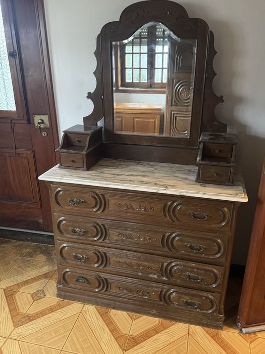 Comuda com espelho antiga