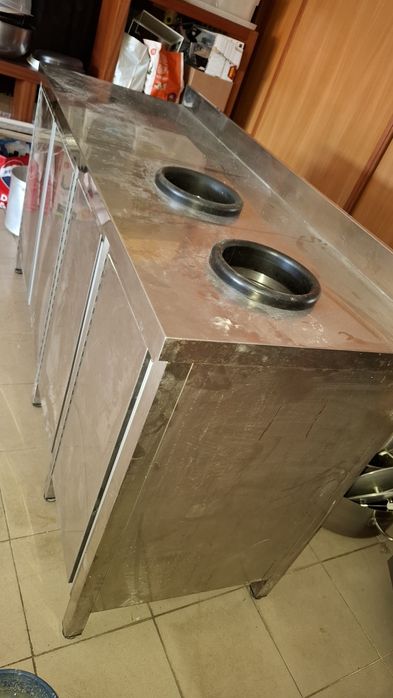 Bancada em inox. Com reservatórios pra lixo.