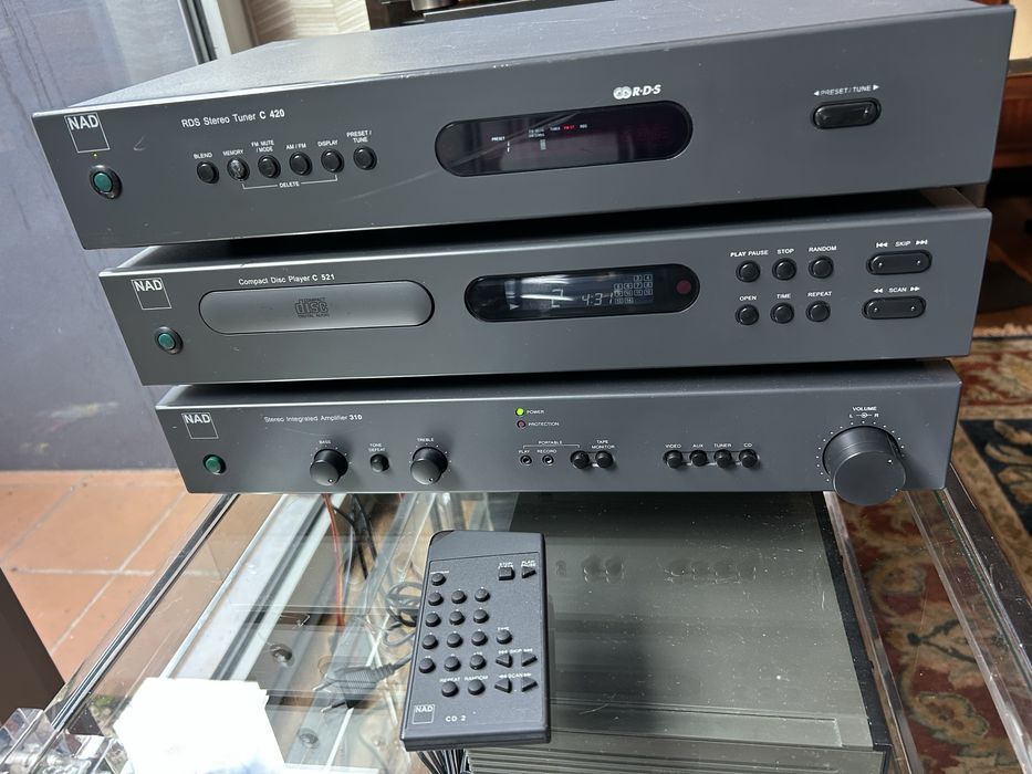 Aparelhagem NAD, leitor cds com comando e colunas NAD.Exc som!