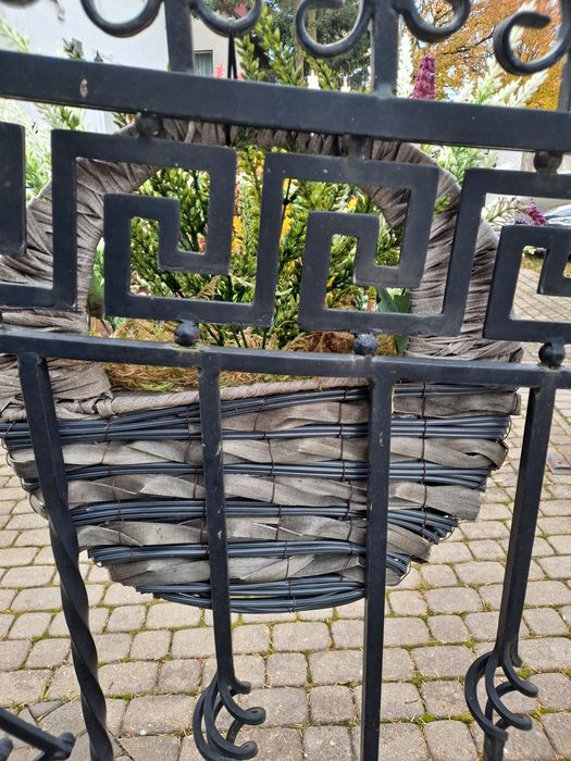 Wrzosy sztuczne w koszyku na ogrodzenie.