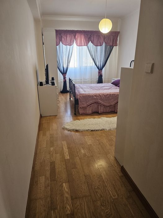 Alugo suite com muita luz natural e casa de banho grande.