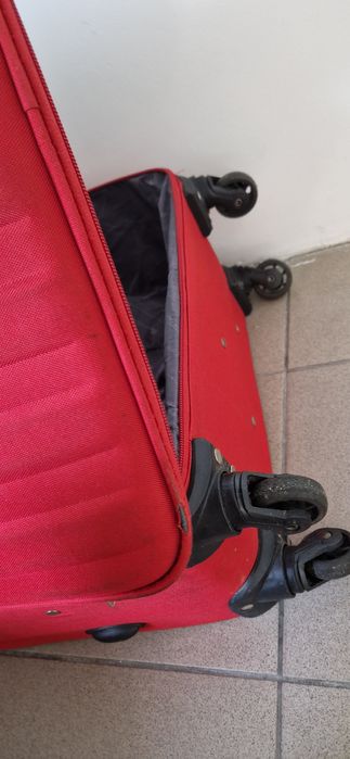Walizka podróżna czerwona na 4 kółkach materiałowa