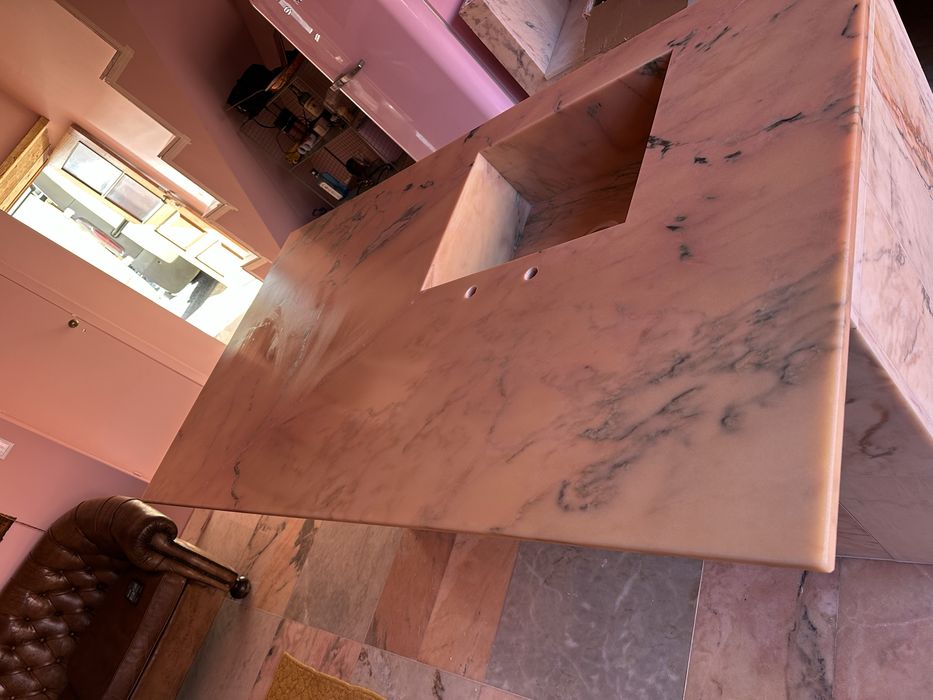 Ilha em marmore rosa