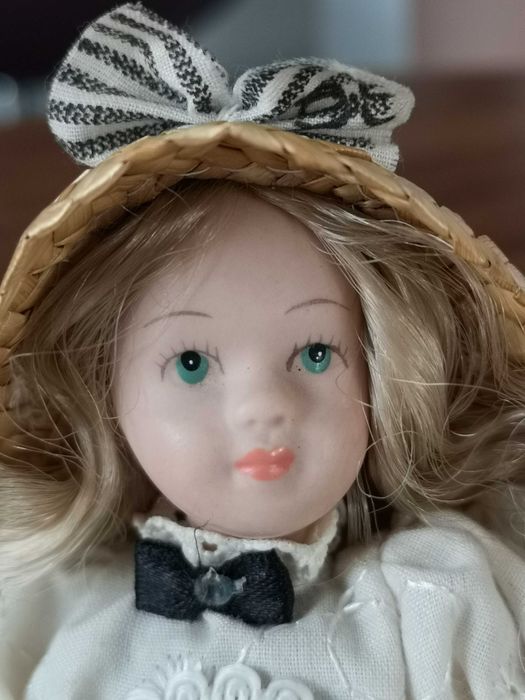 Porcelanowa laleczka, kolekcjonerska