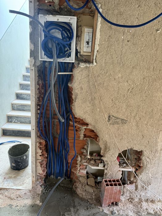 Eletricista  Certificado disponivel 24h