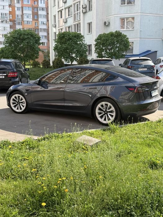 Tesla dual motor 2022 року