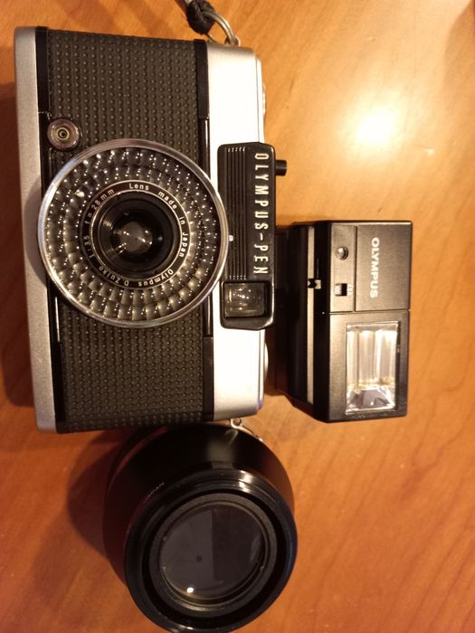 Máquina fotográfica manual antiga olympus com flash e lente extra