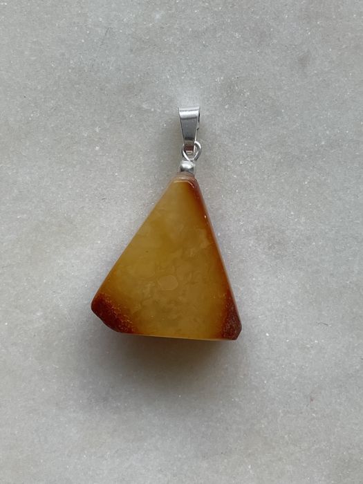 Zawieszka artystyczna z bursztynu surowego