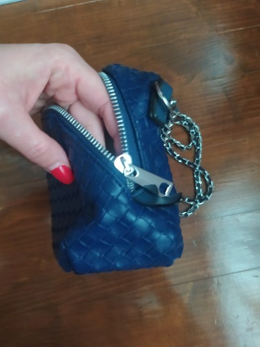 Синя сумка крос боді плетена в стилі ботега