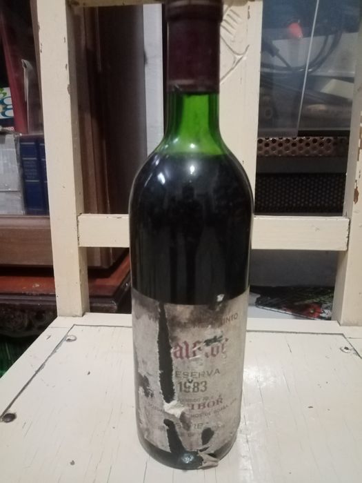Garrafas antigas cerveja e vinho