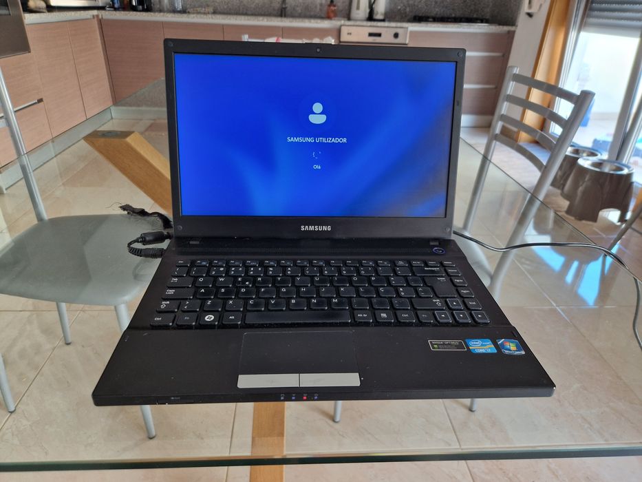 Samsung  NP300V4AH Core i7