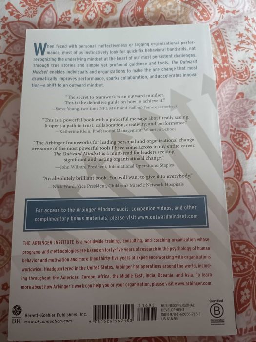 Książka the outward mindset seeing beyond ourselves.