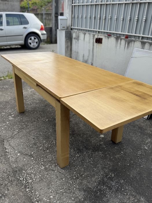 Mesa de jantar em madeira