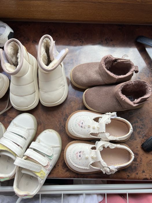 Взуття для дівчинки або унісекс. На вік 1-2 роки.Рожеві — немає