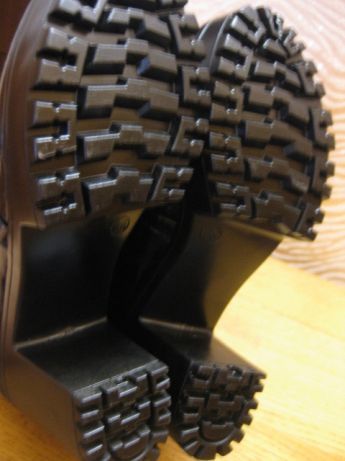 Продам новые туфли на платформе/танкетке