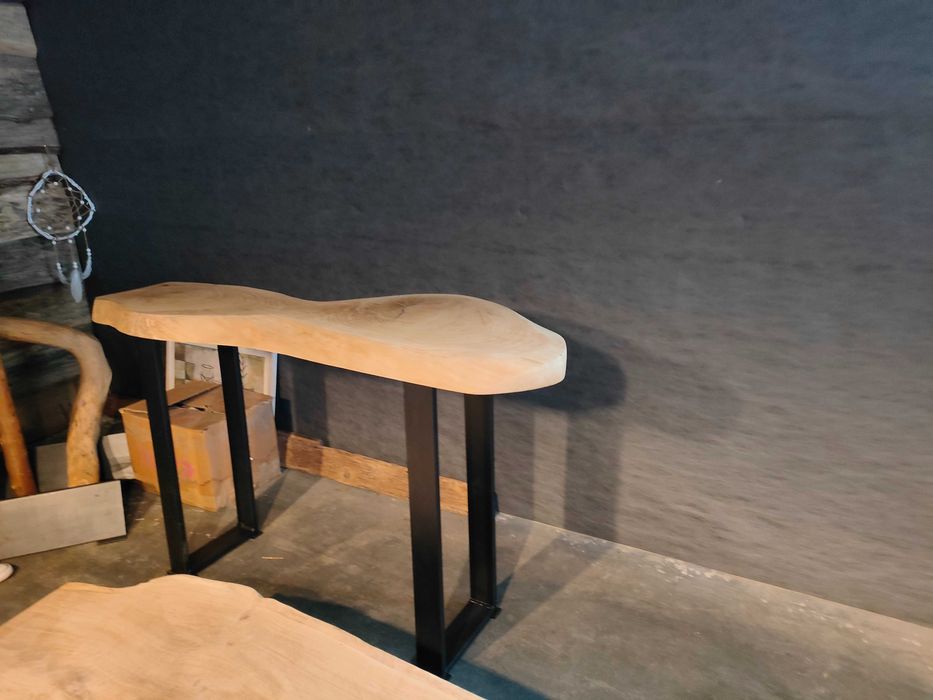 Konsola z graba na nodze stalowej