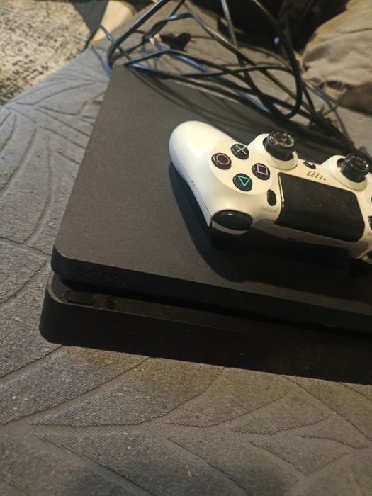 Vendo ps4 usada só que tá nova