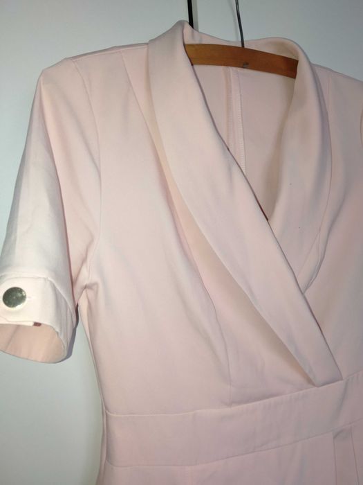 Pudrowa sukienka Maravilla Boutique 38