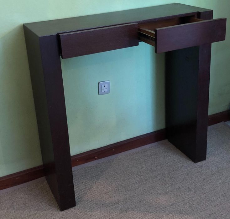 Móvel de apoio com gavetas