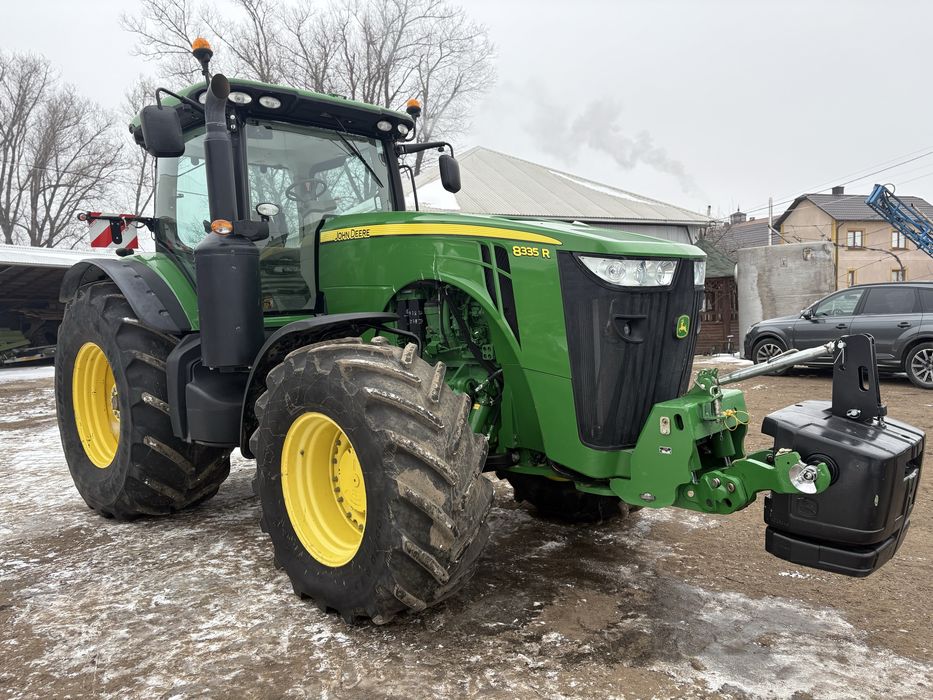 трактор John Deere 8335R