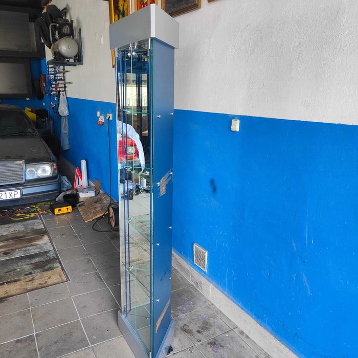 Witryna narożnikowa podświetlana