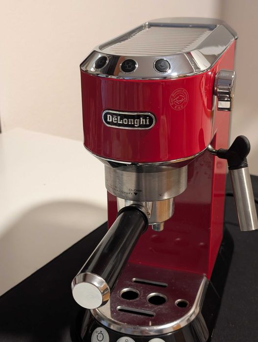 Máquina de Café De'Longhi Dedica EC680.R – Vermelha