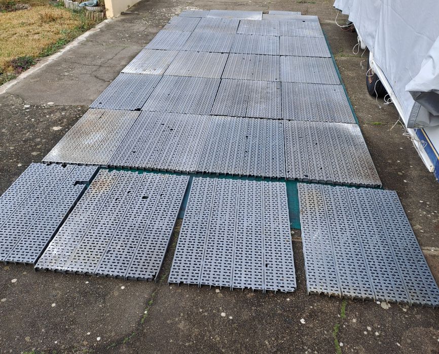 Estrado técnico em plástico para caravana ou outros fins.