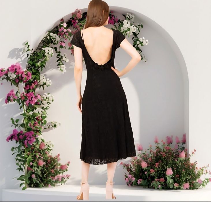 Elegancka sukienka z koronki w czarnym kolorze S/M