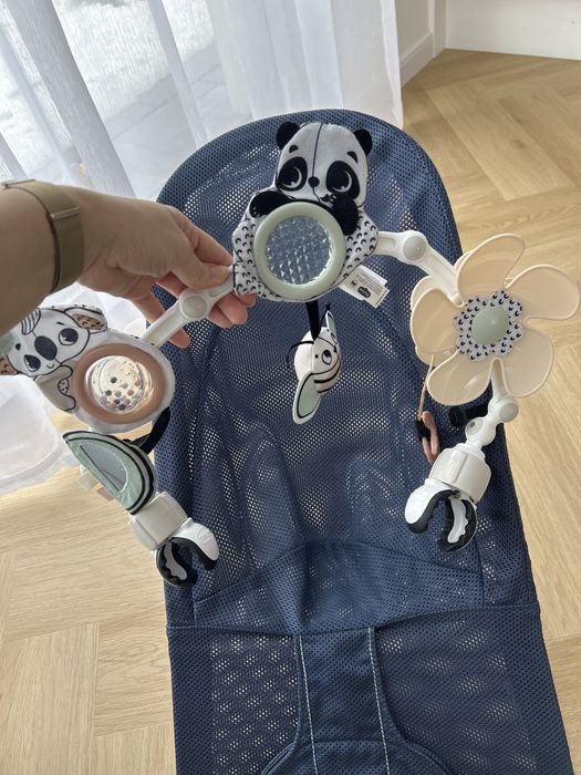 Leżaczek babybjorn bliss mesh i pałąk tiny love