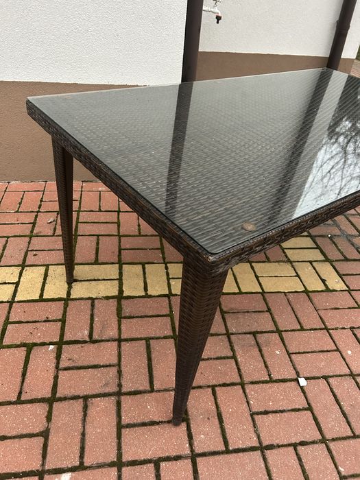 Stół ogrodowy / tarasowy – rattan + szklany blat