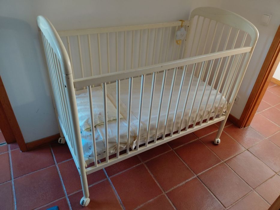 Berço branco para bebé