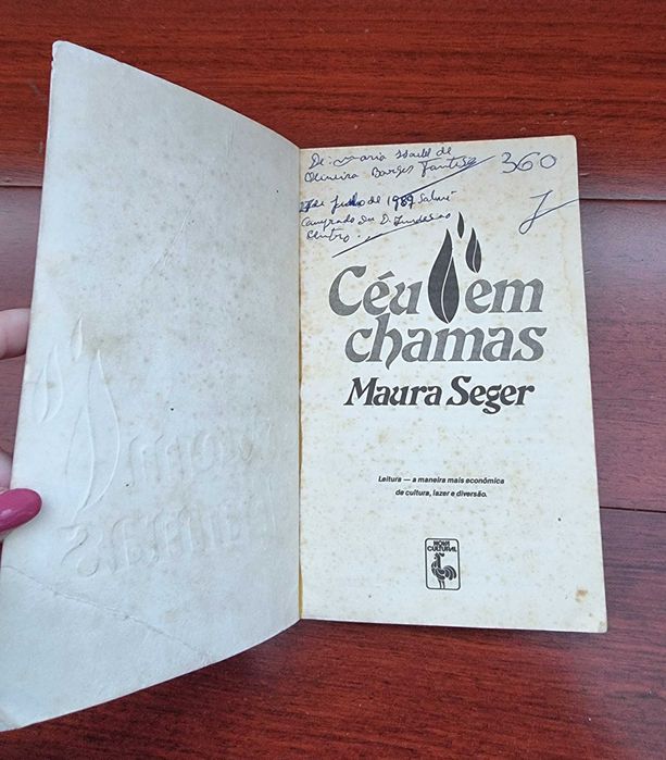Livro "Céu em Chamas" de Maura Seger