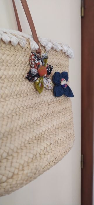 Seira artesanal decorada com fita e flores feitas á mão.