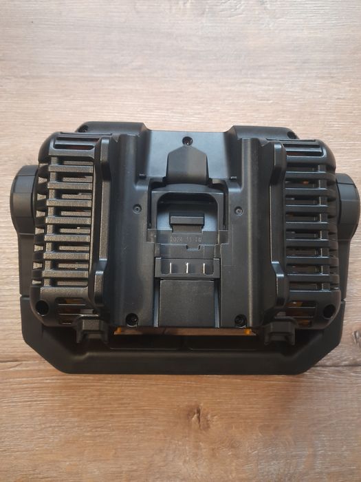 Аккумуляторный фонарь DeWALT DCL077