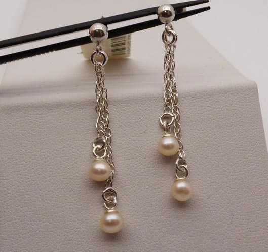 Srebrne kolczyki perły na łańcuszkach sztyfty