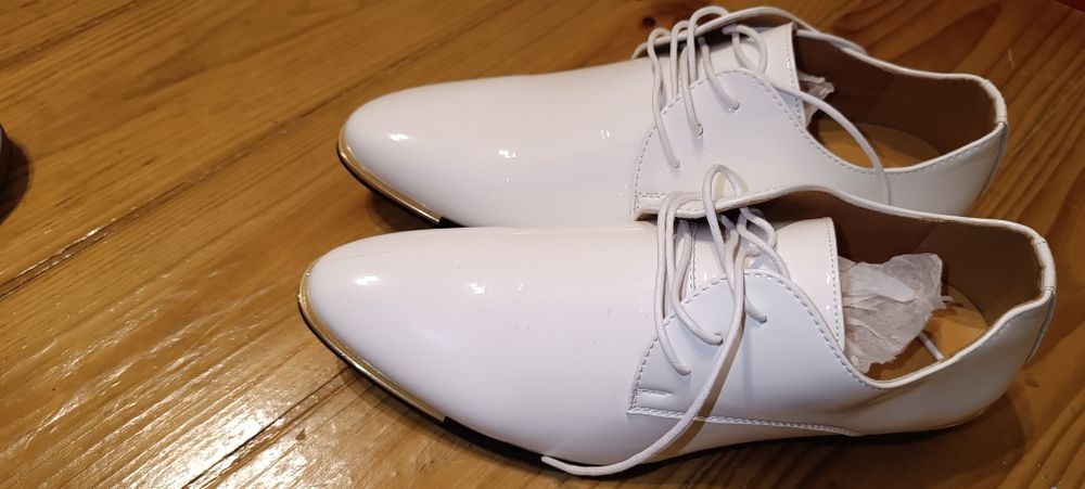 Sapatos brancos homem