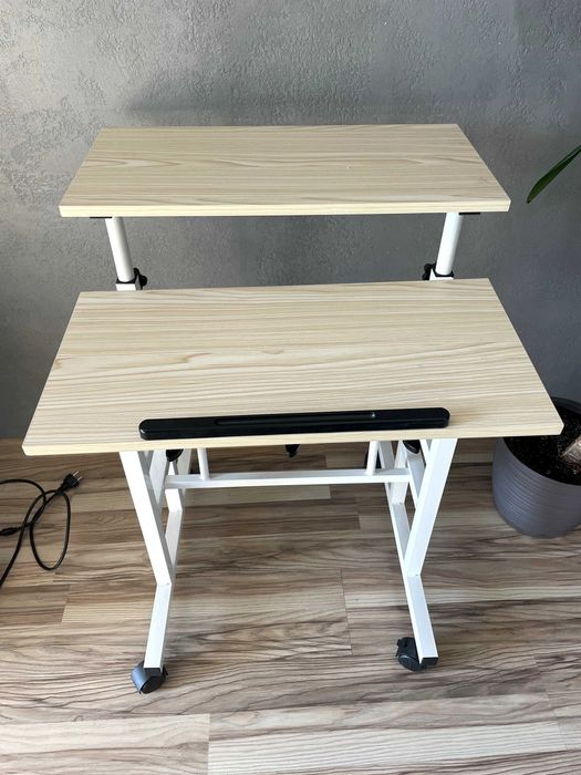 Mobilne biurko na kółkach z regulacją wysokości stojące lub siedzące