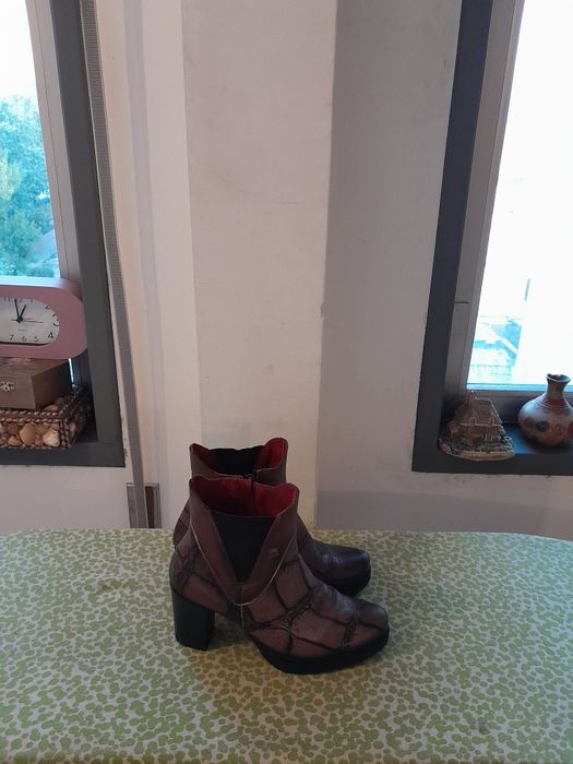 Vendo Botas de Senhora JOSE SAENZ muito bonitas como novas