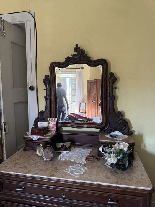 Comoda antiga com marmore