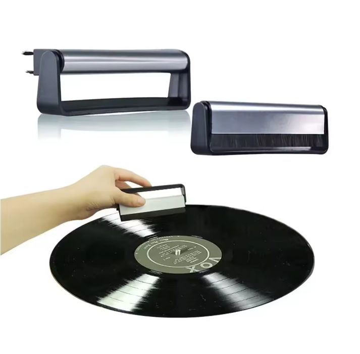 Антистатические, карбоновые щетки для чистки виниловых пластинок.