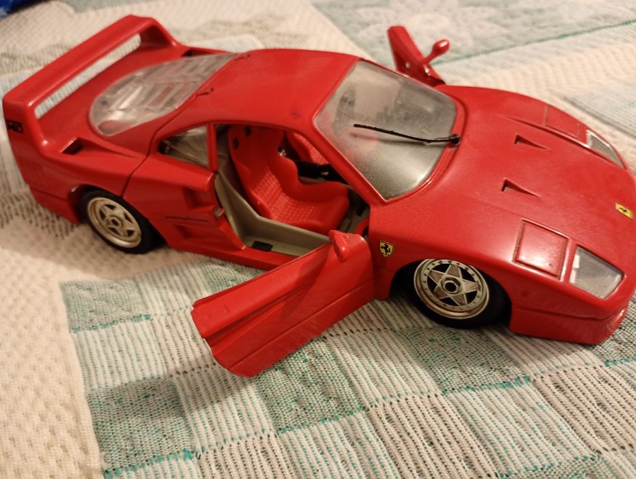 Carro, Ferrari em perfeito estado,material muito resistente,feito de ferro,bem preservado e é muito bonito